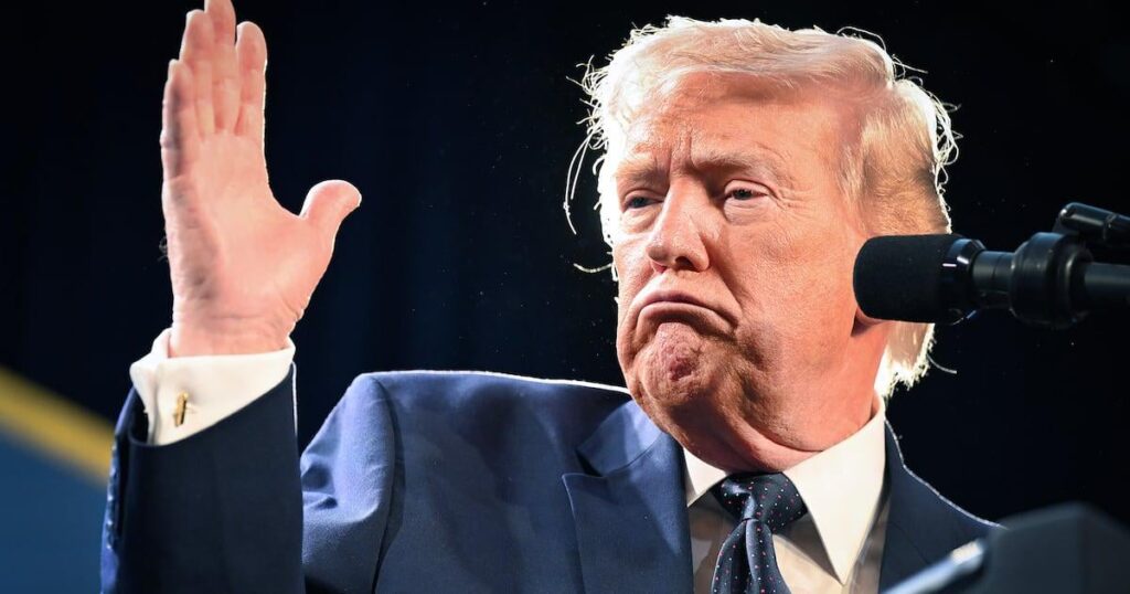 ホワイトハウス、衝撃的でタイミングの良い賭けを軽視しようと躍起になる