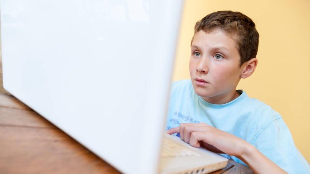 義理の親族間の性的関係を描いたポルノが禁止へ