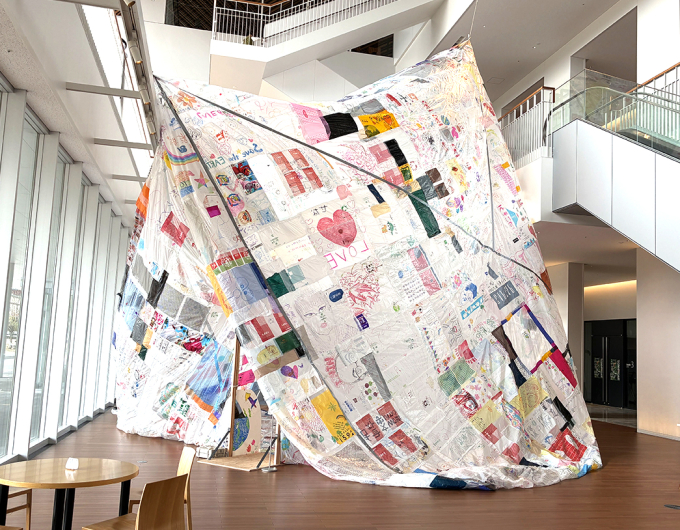 取材時は、「ひろま」にMuseo Aero Solar（ムセオ・アエロ・ソラール／風と太陽の美術館）を展示県内の各所で使用済のビニール袋を集め、それらに未来へ向けたメッセージや絵を描くワークショップを開催。