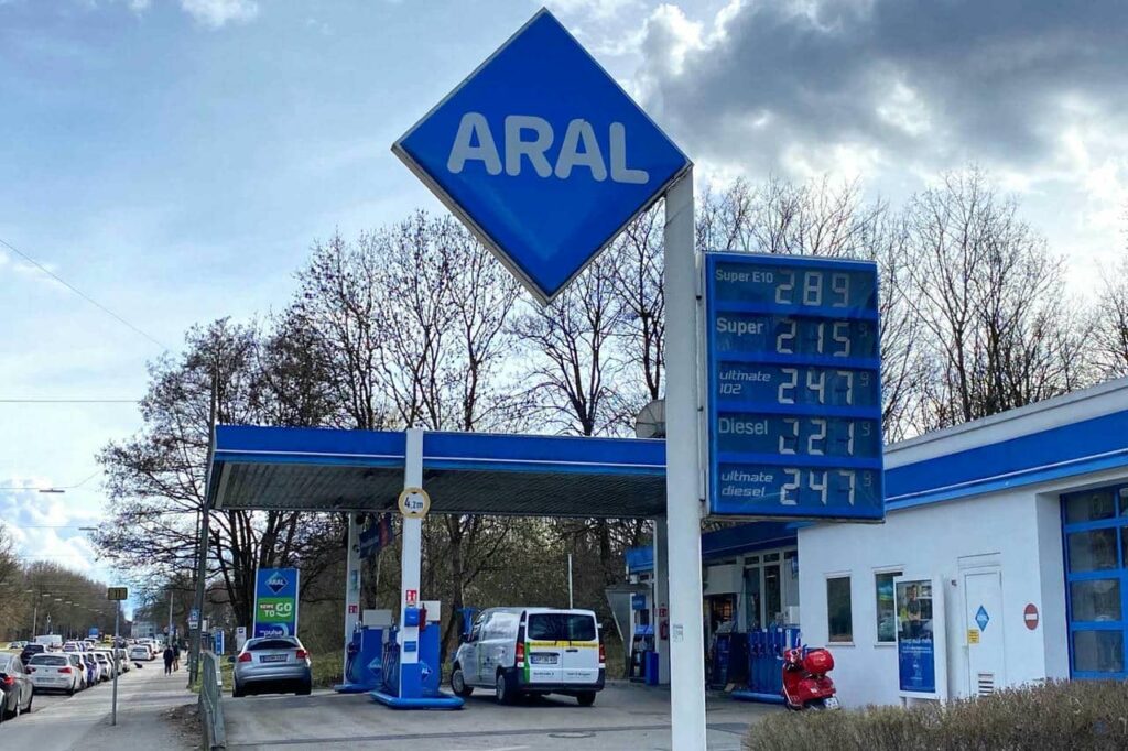 日本の「リッター200円」はまだ安い!? ドイツでガソリン1Lが550円超え…インフレと戦うアウトバーン節約ドライブ術《LE VOLANT LAB》 – LE VOLANT WEB 日本の「リッター200円」はまだ安い!? ドイツでガソリン1Lが550円超え…インフレと戦うアウトバーン節約ドライブ術《LE VOLANT LAB》 - LE VOLANT WEB