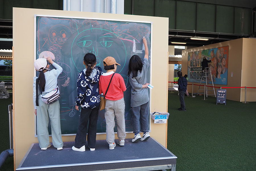 『駅スポ べんてんフェス』では、設置された黒板にチョークアートを描く子供たちがたくさん集まった