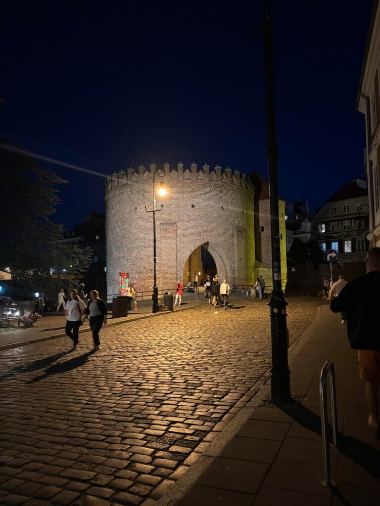 この偉大な国でのこれまでの私たちの生活からのランダムな写真。カナダからブィドゴシュチュ、ソポト、ワルシャワ、そして最後にユゼフフへ 🏠