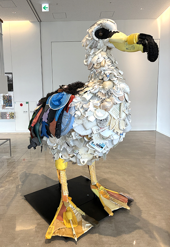 淀川テクニック《とっとりプラホウドリ》2021年　ミクストメディア　鳥取県立美術館蔵岡山県出身で、鳥取県智頭町在住の作家は、ゴミや漂流物などを用いて作品を制作する。本作は鳥取県の海岸に漂着したもので制作。