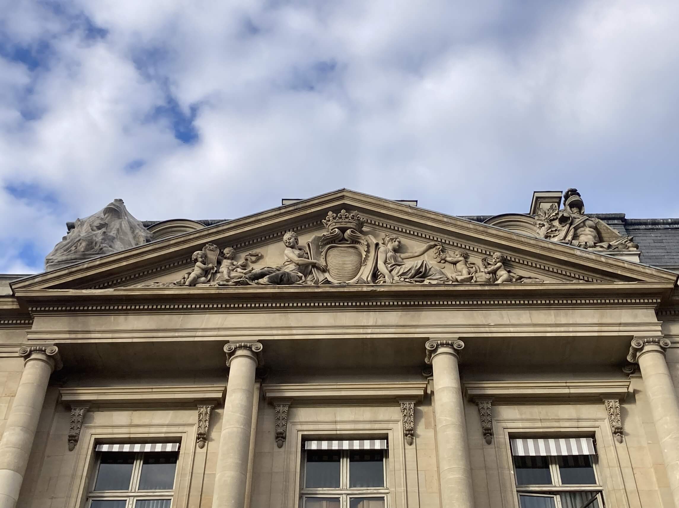 パリ・カルチャー情報「パリの建物を支える女性像、「カリアティード」の秘密」