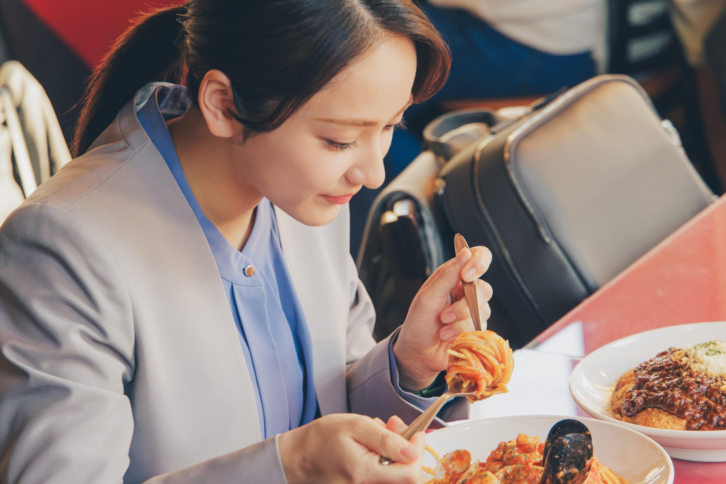 ★代表カット_TX260331_物産展の女_01