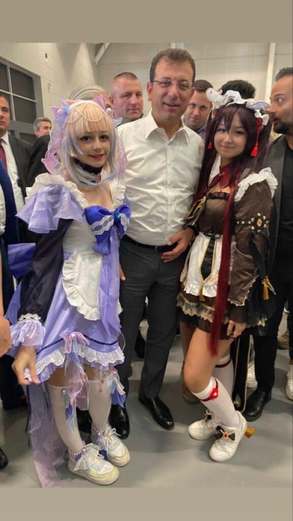 何か良いものがあると教えてください。ここでの問題は、楽しい状況での政治家の写真があるかどうかです...たとえばコミコンです。