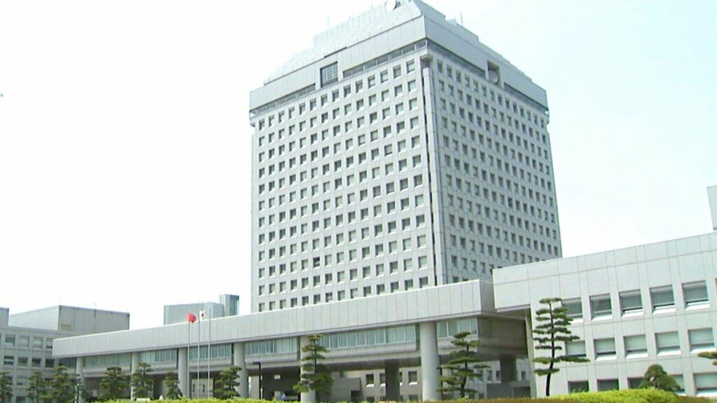 男性職員の下腹部に鈴とひもを付け懇親会の参加者に拝むなど促す“セクハラ”で処分　新潟県の50代女性課長