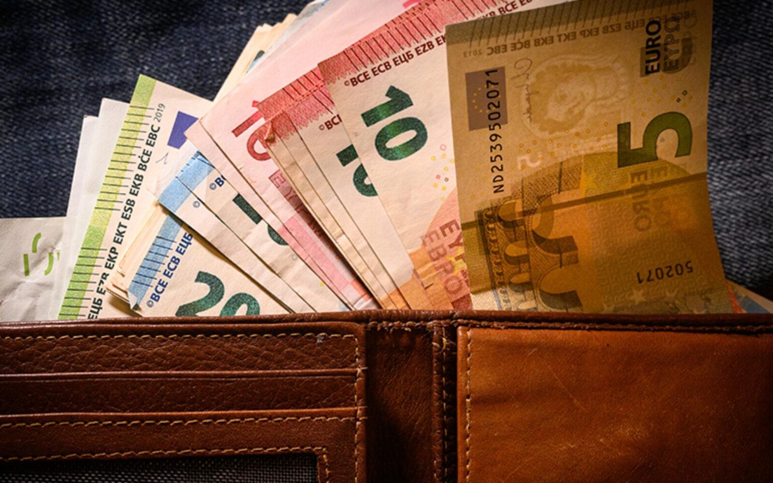 電力消費量に注意してください。この制限を超える国民には 35% 高い料金が請求されます。