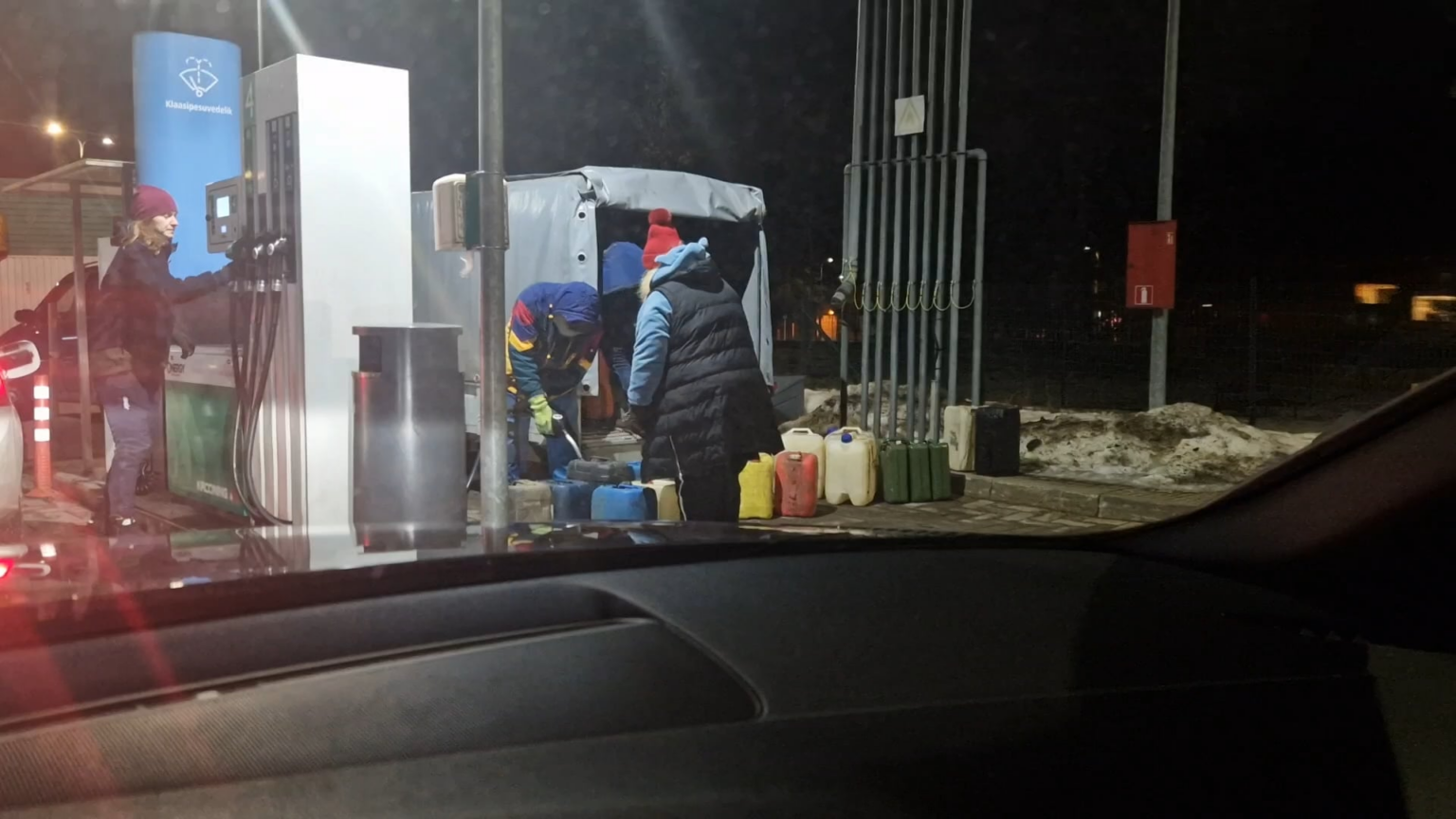 価格高騰がまだ起きていないタリンのガソリンスタンドでは、これがよくある光景なのだろうか？