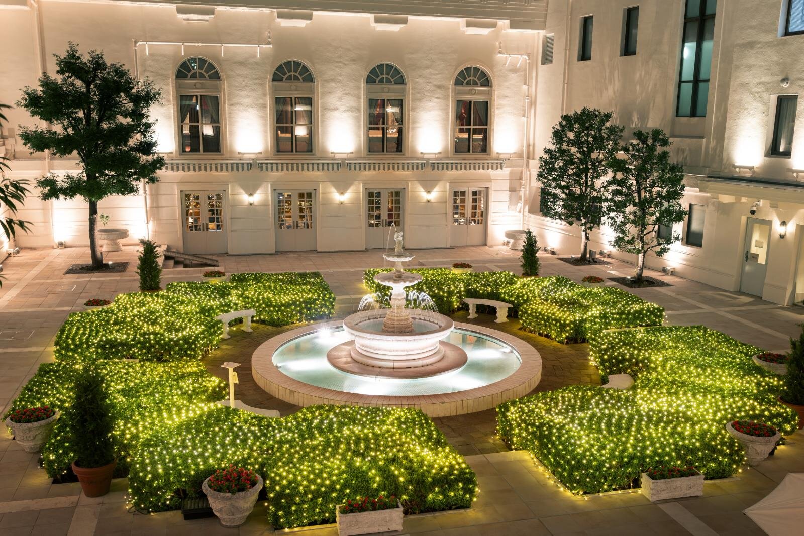 横浜ホテルニューグランド「花と緑の庭園」ヨーロッパ調の庭園に春の花、光の演出やアフタヌーンティーも｜写真3