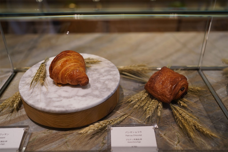 「カペラ京都」の「パティスリー」で販売するパン。写真左から「クロワッサン」（650円）、「パンオショコラ」（750円）（3月22日撮影／Lmaga.jp）