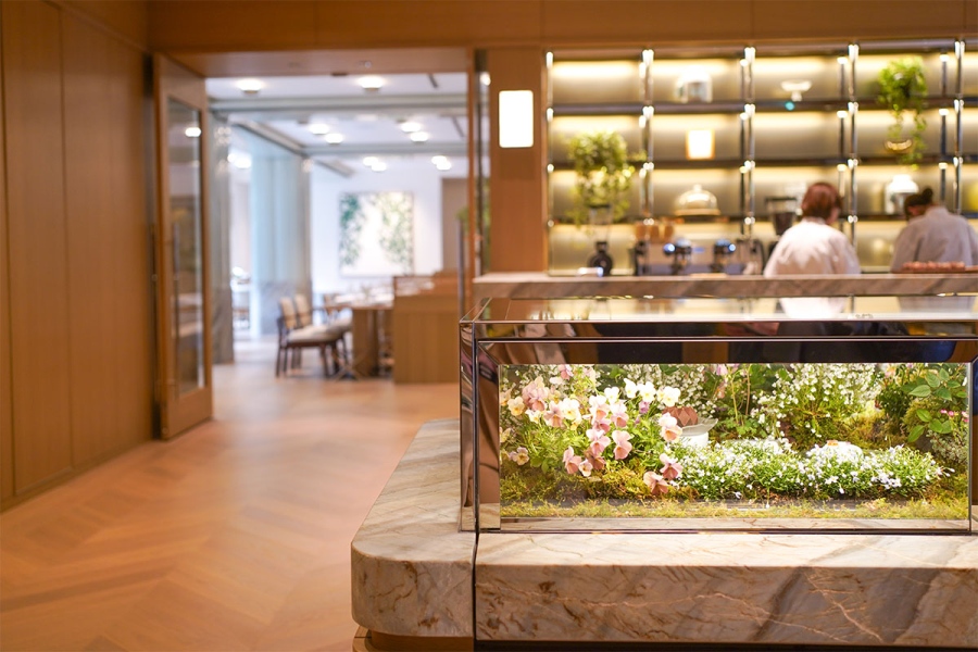 「カペラ京都」の「パティスリー」では、パンや季節のスイーツを販売する。ショーケースの中は、花が咲き乱れる農園をイメージ（3月22日撮影／Lmaga.jp）