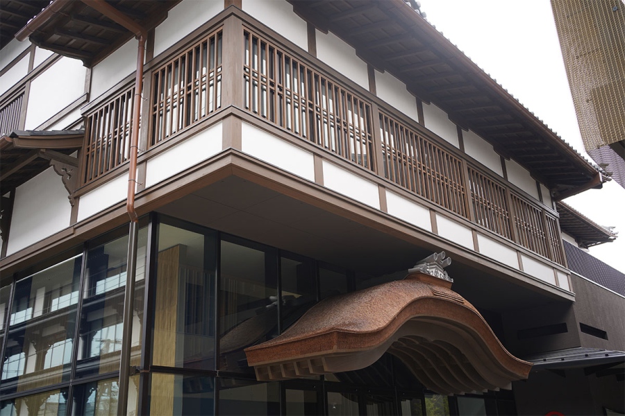 「カペラ京都」に隣接し、同じタイミングで建て替えられた「宮川町歌舞練場」（3月22日撮影／Lmaga.jp）