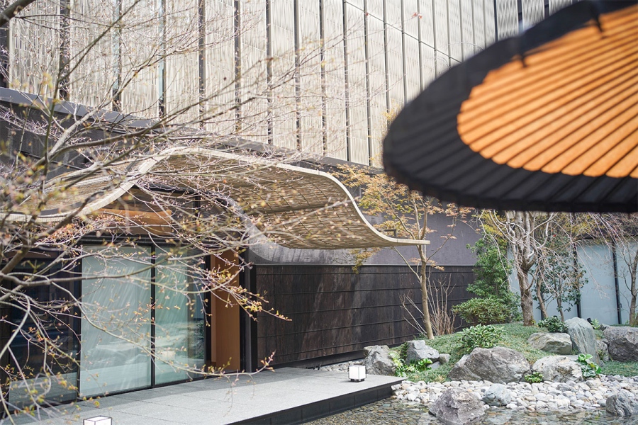 「カペラ京都」の中庭。隈研吾氏が手がけた「唐破風（からはふ）」の屋根と、水面が静謐な石庭が広がる（3月22日撮影／Lmaga.jp）