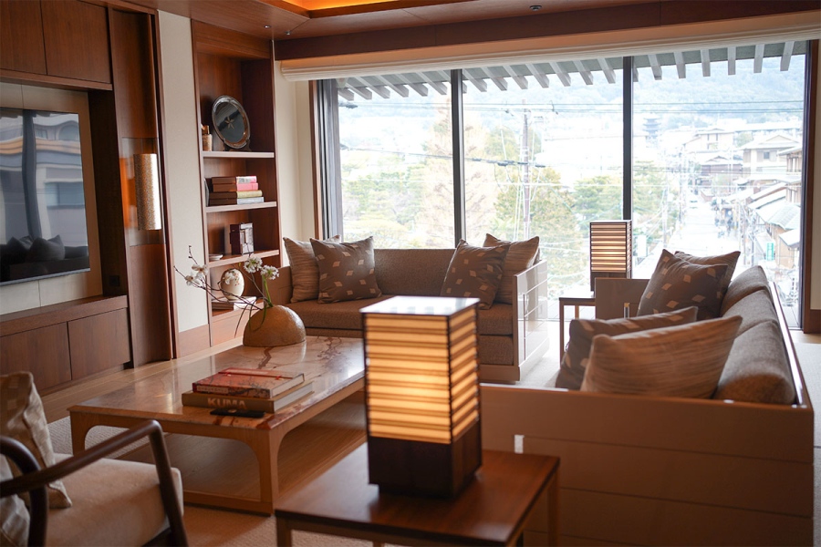 「カペラ京都」で最高級の客室「カペラスイート」のリビングルーム。窓からは五重の屋根でお馴染みの「八坂の塔」が見える（3月22日撮影／Lmaga.jp）