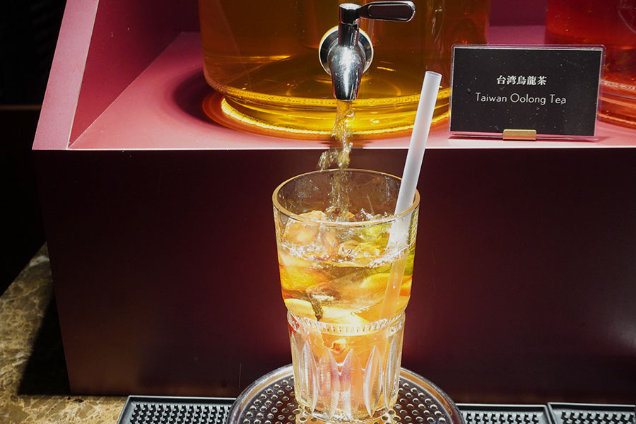 「ティークラフトシアター」では、フルーツやティー、シロップをカスタマイズして、自分だけのフルーツティーを作れる（2月27日撮影／野村真帆）