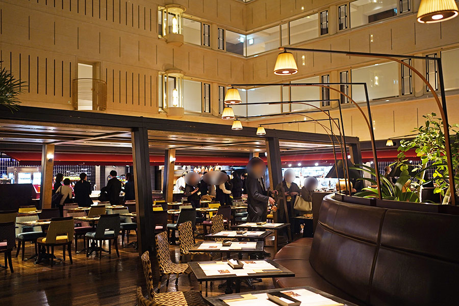 レストラン「オールデイダイニング ラジョウ」の店内。客席の奥には、ライブキッチンコーナーやビュッフェ台が広がる（2月27日撮影／Lmaga.jp）