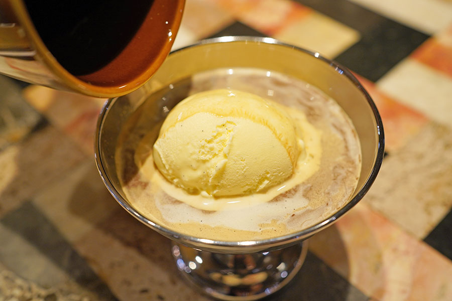 バニラアイスにコーヒーを合わせて即席「アフォガート」（2月27日撮影／Lmaga.jp）