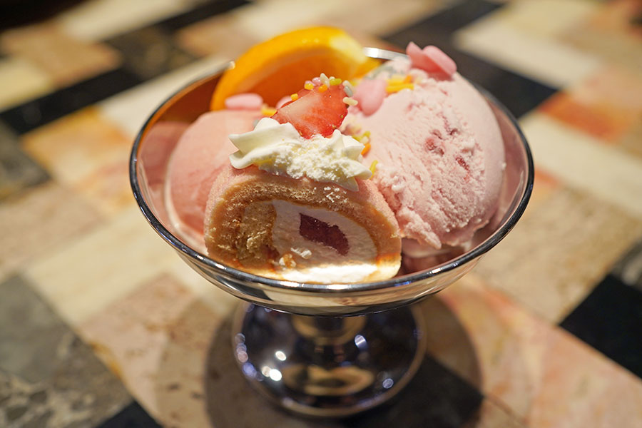 「パフェ」に乗せるケーキは、見た目が可愛くなるロールケーキがおすすめ（2月27日撮影／Lmaga.jp）