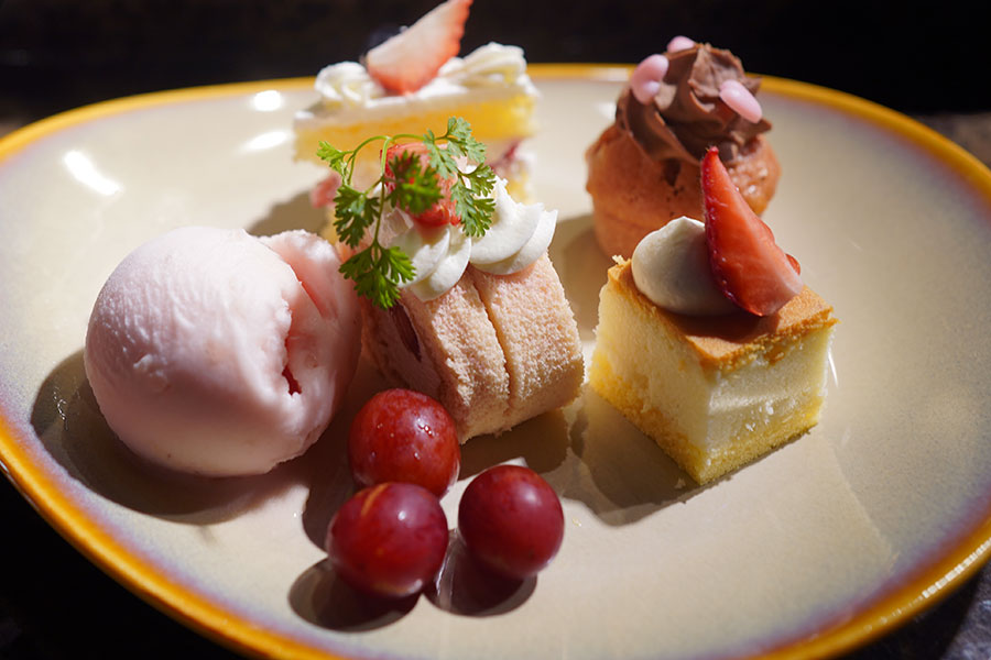 ミニケーキにフルーツ、アイスを添えたら「デザートプレート」に（2月27日撮影／Lmaga.jp）