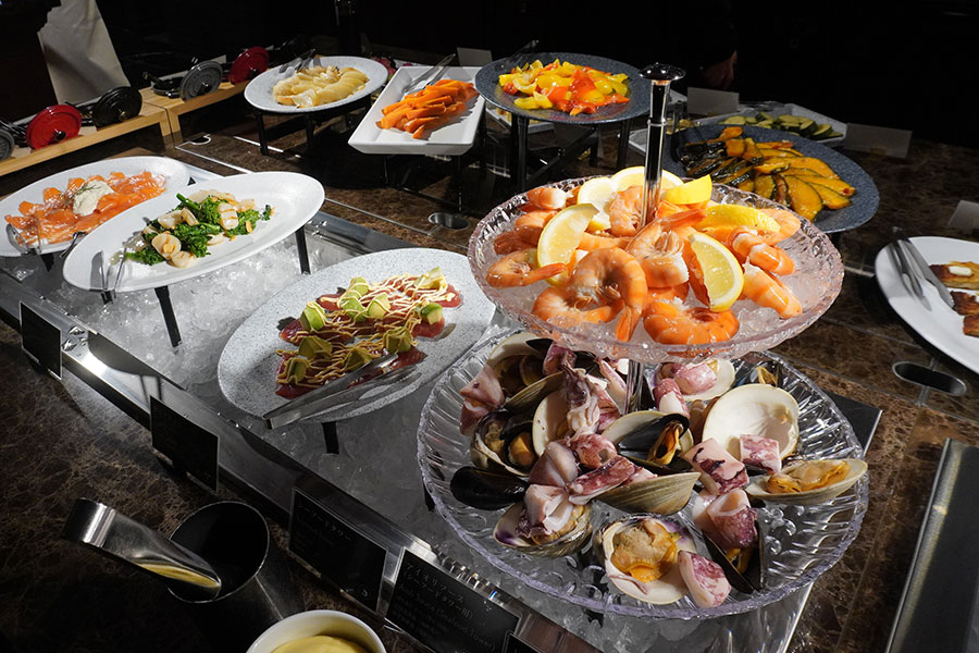 ビュッフェ台には、和洋中さまざまな料理が約30種類並ぶ（2月27日撮影／野村真帆）