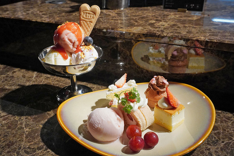アイスクリームでパフェを作ったり、ケーキにアイスを添えたり、さまざまな楽しみ方ができる（2月27日撮影／野村真帆）