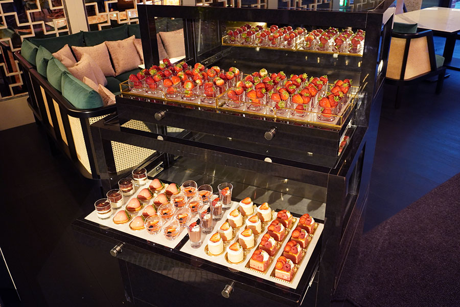 ビストロ「ラジョウ テラス」で、3月7日〜4月26日まで開催される、いちごビュッフェ「ザ ロイヤルラウンジ ストロベリー」（6800円）（2月27日撮影／野村真帆）