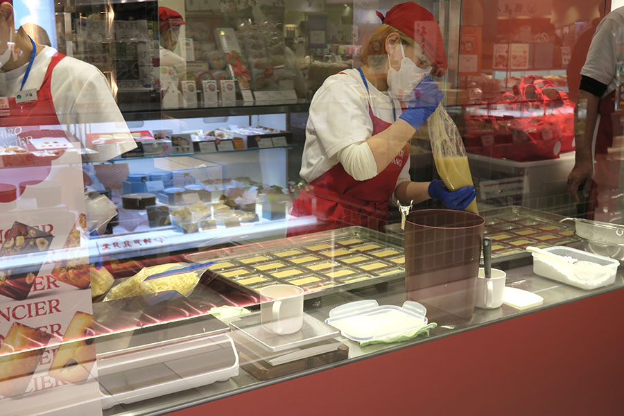 大丸梅田店に誕生したフィナンシェ専門店「チヒロ ザ フィナンシェ」。ガラス張りの店内厨房でライブ感を楽しめる（3月1日／Lmaga.jp撮影）