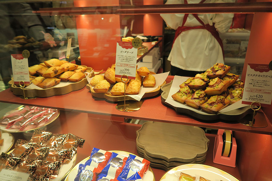 大丸梅田店「チヒロ ザ フィナンシェ」の焼き立てフィナンシェ（左から）「フィグ（いちじく）」（390円）、「ゴーダチーズ」（390円）、「ピスタチオラズベリー」（420円）（3月1日／Lmaga.jp撮影）