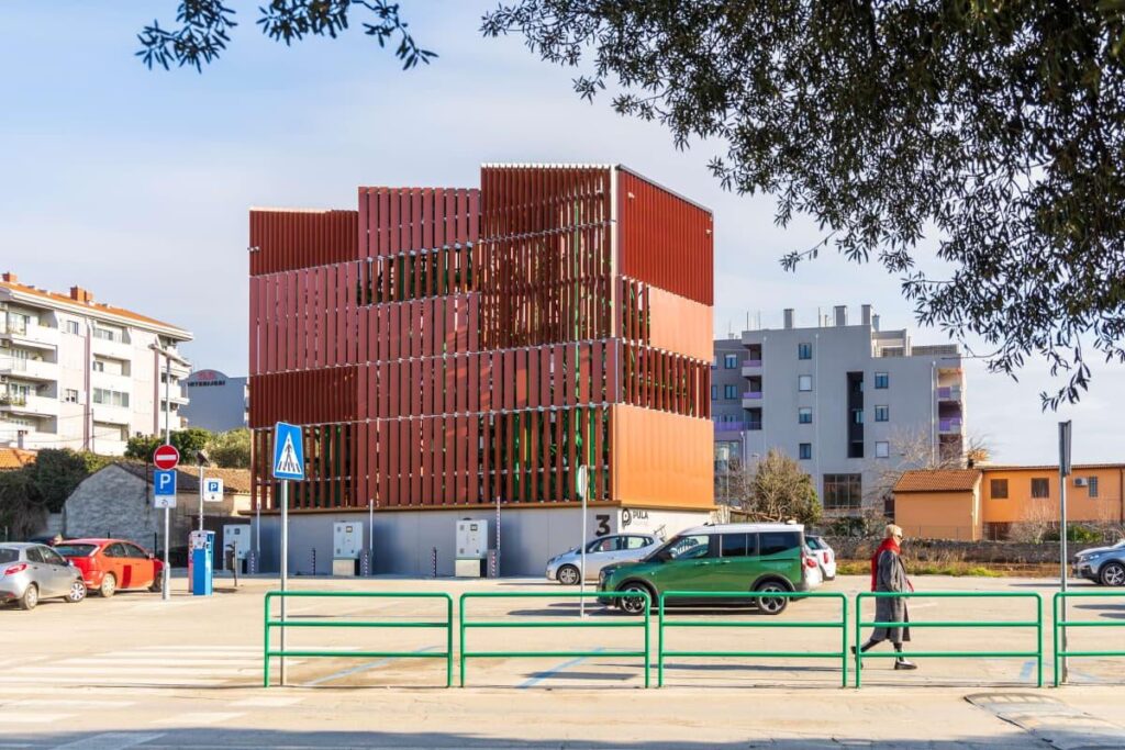 しかも値段も2倍！プーラ ローラー ガレージは 324,000 ユーロで販売されています。