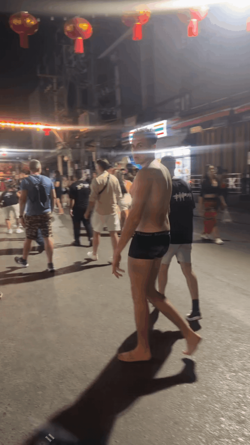 あなたはタイの街を歩いている外国人です