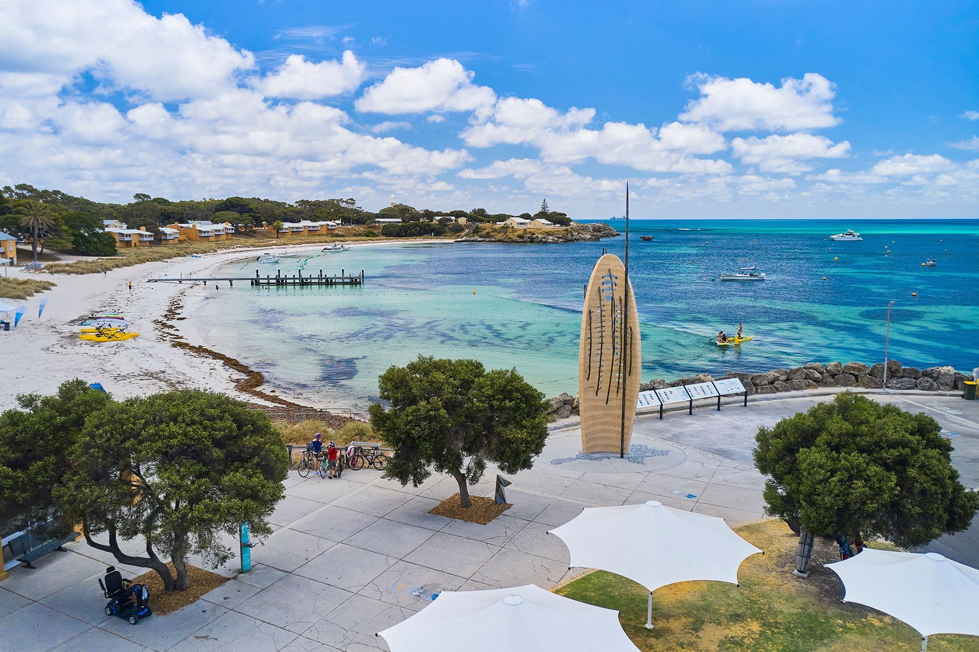 島の主要なフェリー桟橋の端にある彫刻。ヌーンガー族の戦士と水面から身を躍らせるクジラを描いている/Tim Campbell/Rottnest Island Authority via CNN Newsource