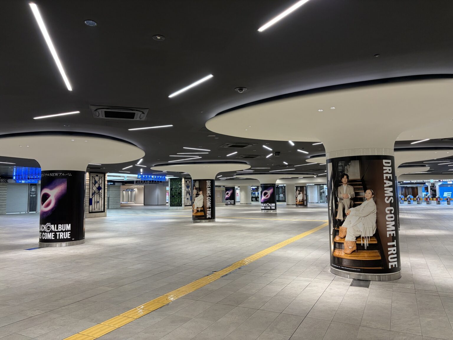 東京・大阪に、DREAMS COME TRUE 9年ぶりのオリジナル NEW アルバム「THE BLACK ◯ ALBUM」(ザ ブラック アルバム) のアートワークが出現！