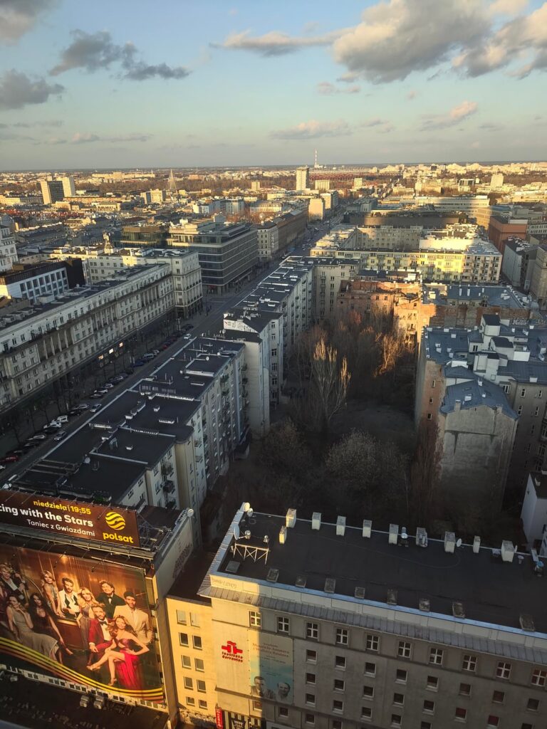 ワルシャワで廃墟となった建物を見ました。