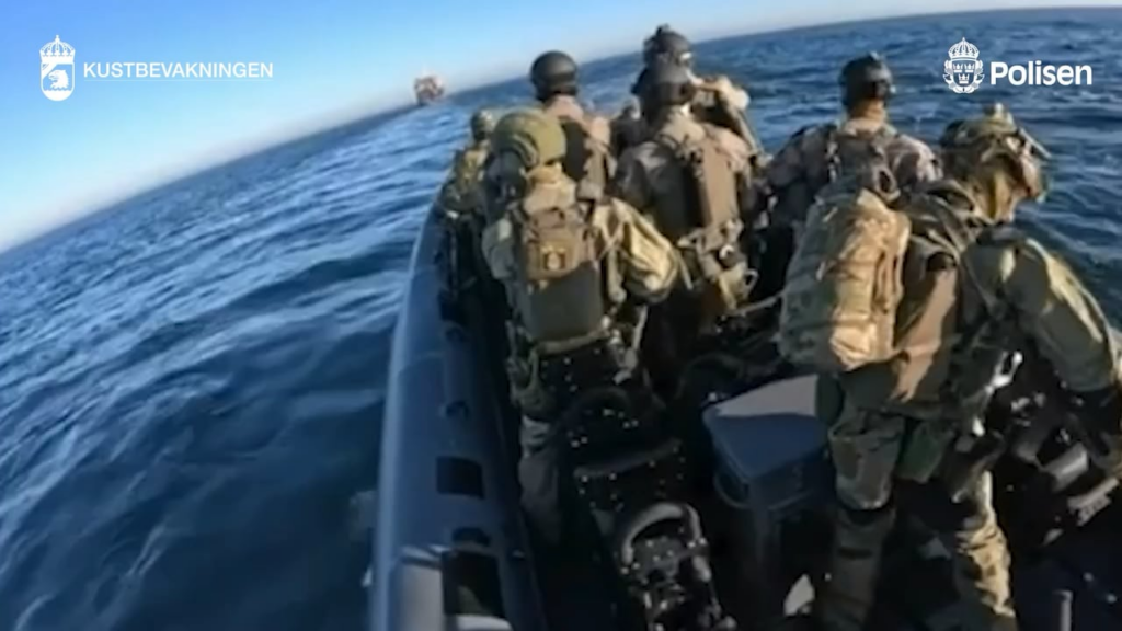 警察/沿岸警備隊がカファ号に乗船した際の映像。