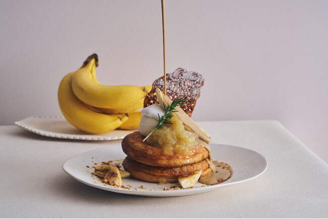 キャラメルバナナ×ほうじ茶、ビブリオテークの4月限定パンケーキ登場!香ばしさととろける甘さが重なる春の一皿。 | 鹿児島・九州プレスリリース | 生活情報 | くらし キャラメルバナナ×ほうじ茶、ビブリオテークの4月限定パンケーキ登場!香ばしさととろける甘さが重なる春の一皿。 | 鹿児島・九州プレスリリース | 生活情報 | くらし