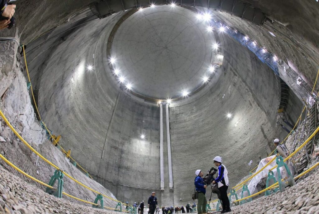 報道陣に公開された「ハイパーカミオカンデ」の空洞部分＝2025年6月、岐阜県飛騨市神岡町で（魚眼レンズで撮影）