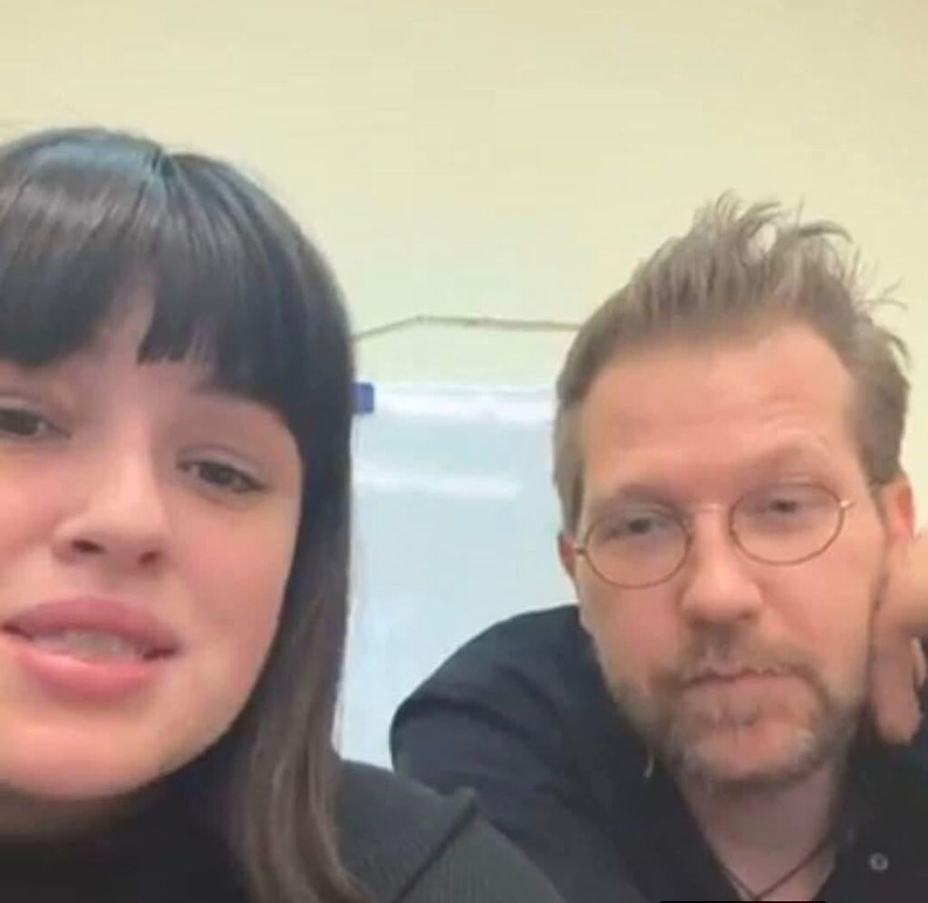 写真には、勤務経験が合計ちょうど 0 日の 2 人が写っています。