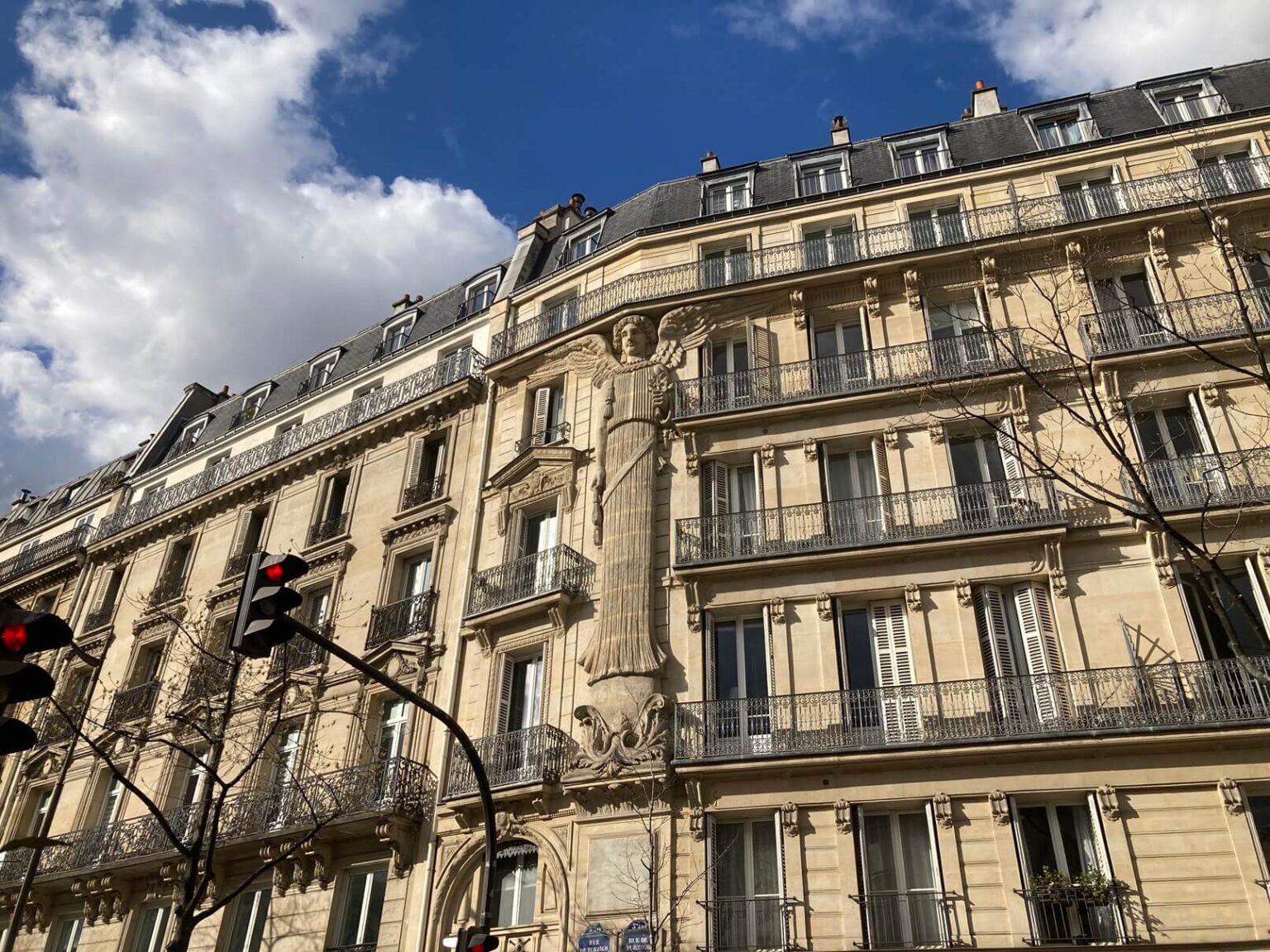 パリ・カルチャー情報「パリの建物を支える女性像、「カリアティード」の秘密」 | Design Stories パリ・カルチャー情報「パリの建物を支える女性像、「カリアティード」の秘密」