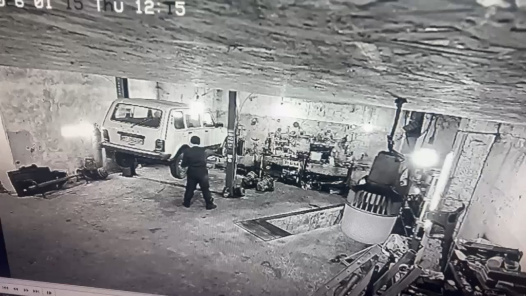 ウクライナの整備士がウクライナの動員将校を殴打