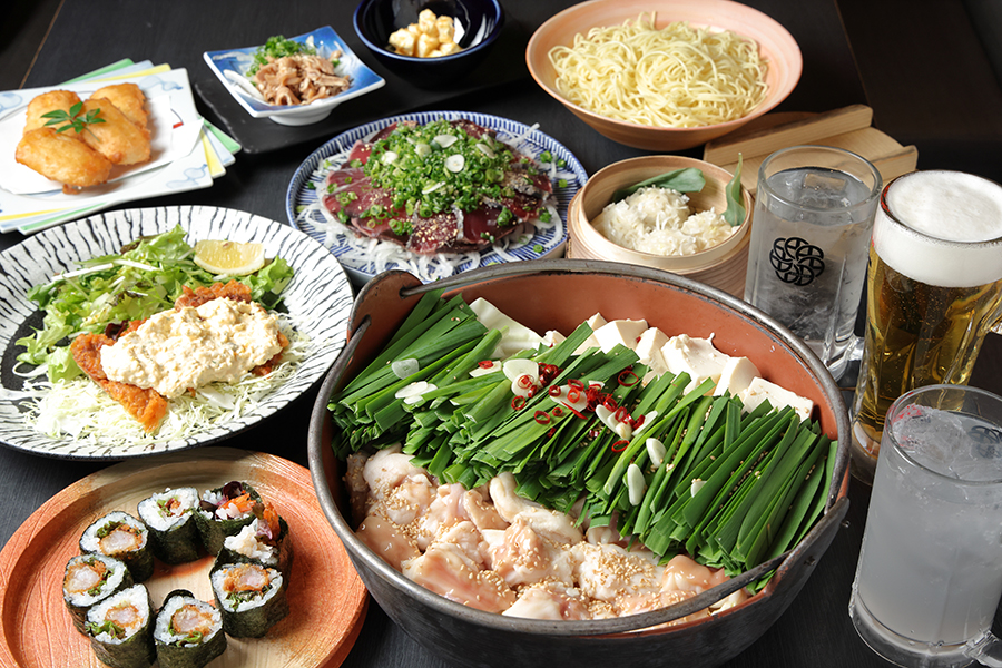 「薩摩ごかもん」の「博多ぷりぷり牛もつ鍋コース」（1人4500円）。料理はすべて九州料理で構成