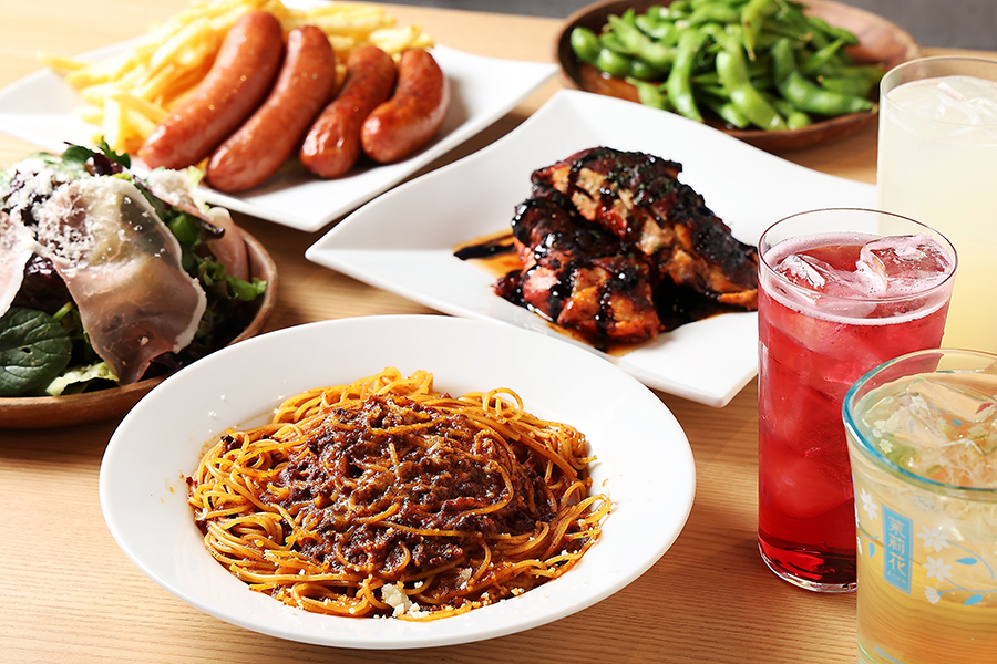 「ボナパルト・ブルー」の「パーティープランコース」（1人4000円）イメージ。写真は取材日のもの