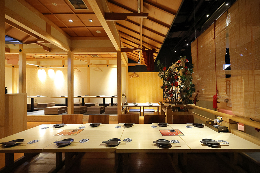 落ち着いた和の空間が広がる店内。座敷とテーブル席が用意されている