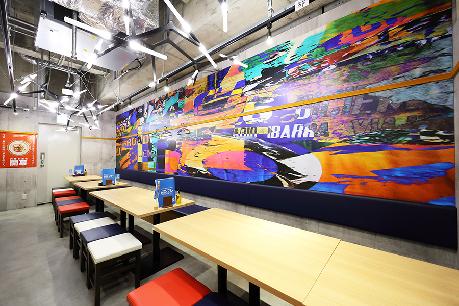 大胆なアートが自慢の店内奥の席は〜25人まで貸し切りで利用できる