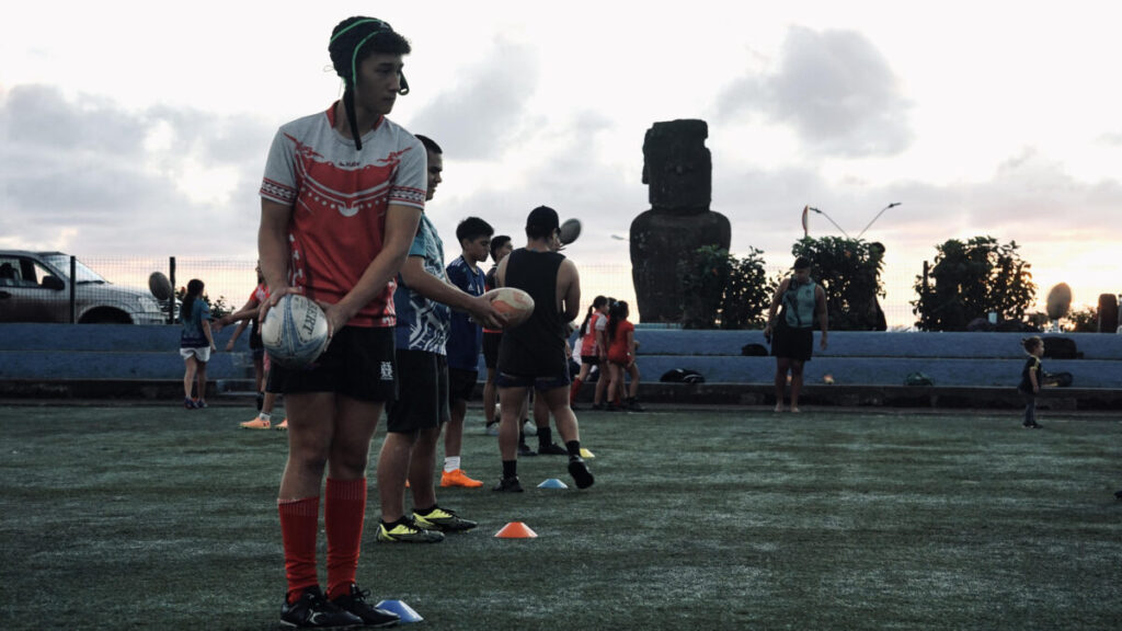 【Feel in Chile vol.2／若きコーチ、世界を歩く、書く】モアイ像の横にもラグビー。 | COLUMN | Just RUGBY