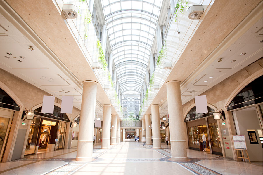 大阪・梅田の地下街「ディアモール大阪」（大阪市北区）の「ファッショナブルストリート」。地上からの光が注ぐドーム型の「ガレリア」が特徴的