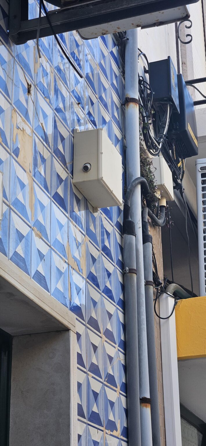 ドアや通りに向けてボックスに隠されたカメラ - それは合法ですか?