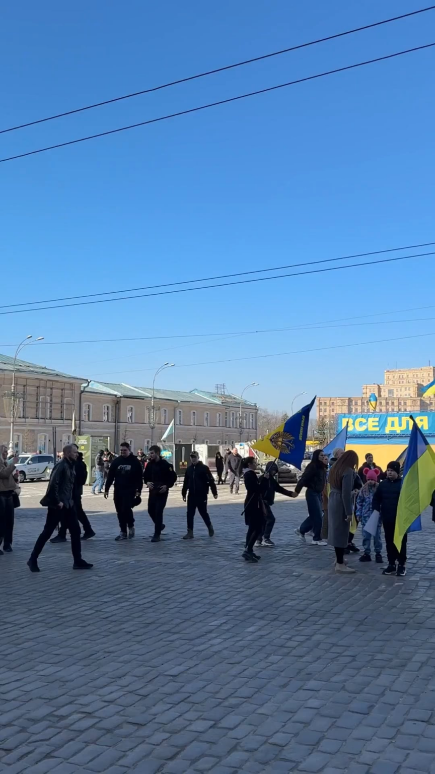 🇺🇦🕯 ハリコフの住民は、私たちの自由のために命を捧げた人々に敬意を表し、交通を一時停止し、黙祷を捧げました。最前線の都市ハリコフは、その自由がもたらす真の代償を他の誰よりもよく理解している。