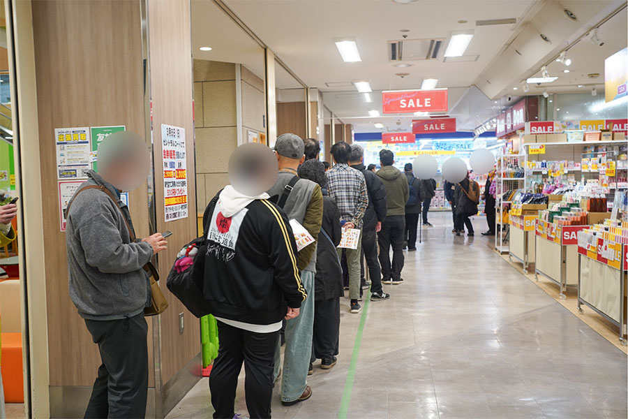 奥にある「ドムドムハンバーガー じゃんぼスクエア香芝店」（奈良県香芝市）に向かって、フードコートを取り囲むように行列が続く（3月5日撮影／Lmaga.jp編集部）