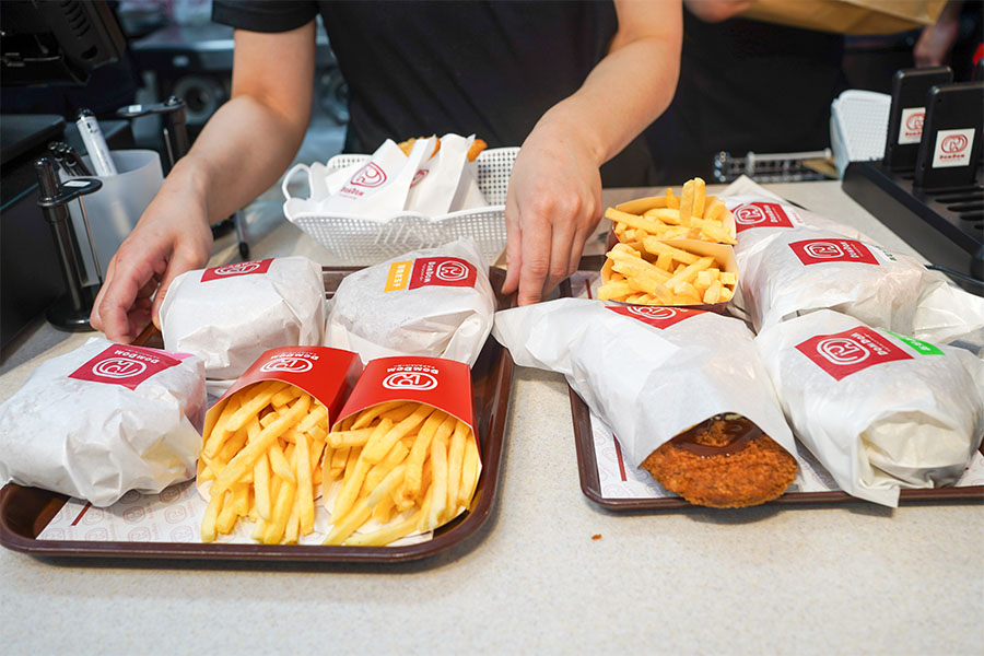 オープン記念で販売されている、通常サイズの2.3倍の「甘辛チキンバーガー」（480円）がこの日の人気メニュー（3月5日撮影／Lmaga.jp編集部）